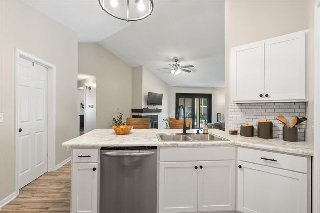 706 PARK DEVILLE PL, Columbia, MO 65203