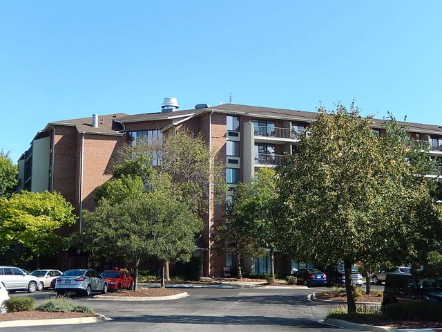 75 Kristin Circle 401, Schaumburg, IL 60195