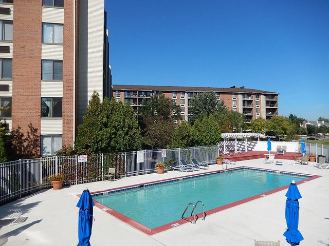 75 Kristin Circle 401, Schaumburg, IL 60195