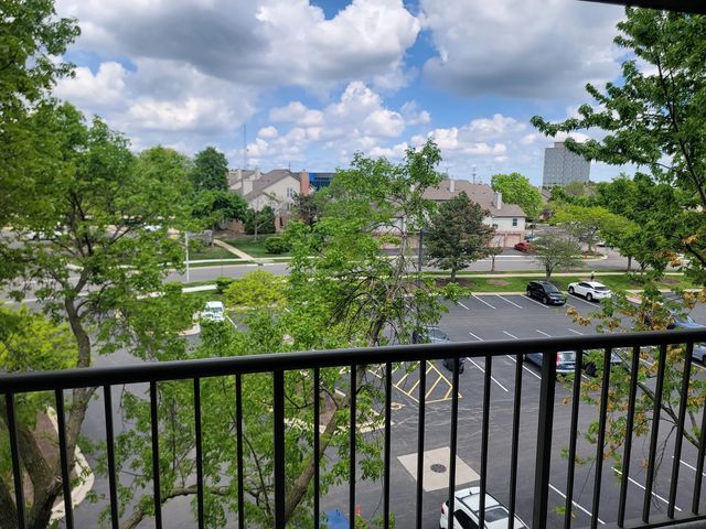 75 Kristin Circle 401, Schaumburg, IL 60195