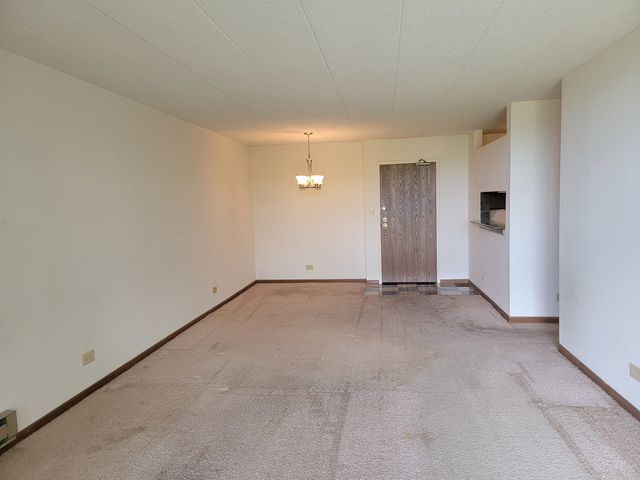 75 Kristin Circle 401, Schaumburg, IL 60195
