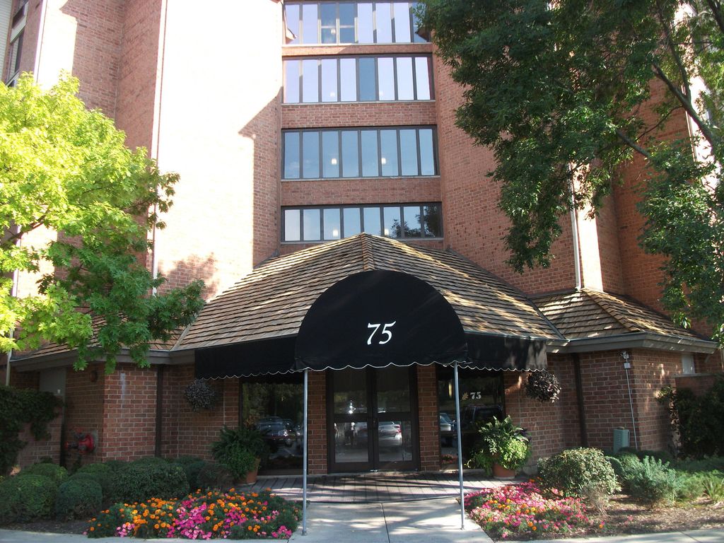 75 Kristin Circle 401, Schaumburg, IL 60195