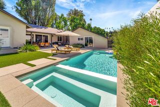 19841 Henshaw Street, Woodland Hills (los Angeles), CA 91364