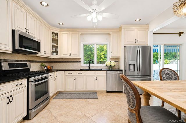 22 Putters Court, Staten Island, NY 10301