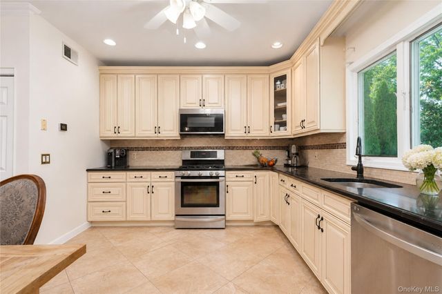 22 Putters Court, Staten Island, NY 10301