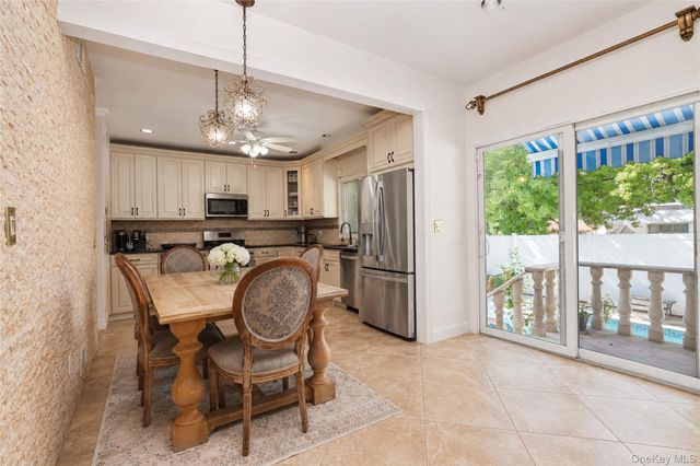 22 Putters Court, Staten Island, NY 10301