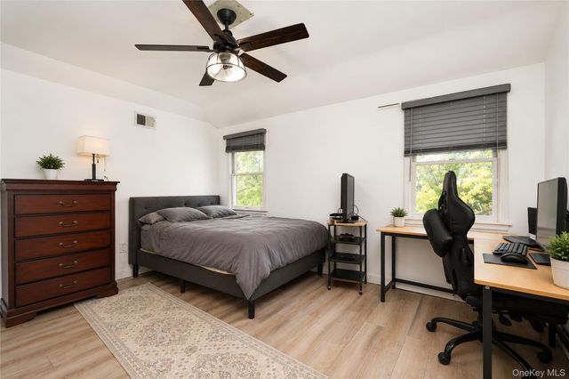 22 Putters Court, Staten Island, NY 10301