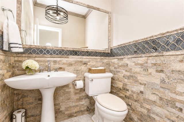 22 Putters Court, Staten Island, NY 10301