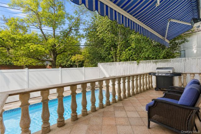 22 Putters Court, Staten Island, NY 10301