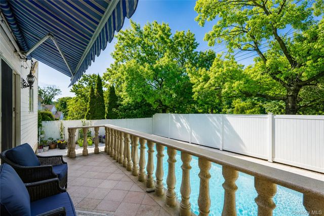 22 Putters Court, Staten Island, NY 10301