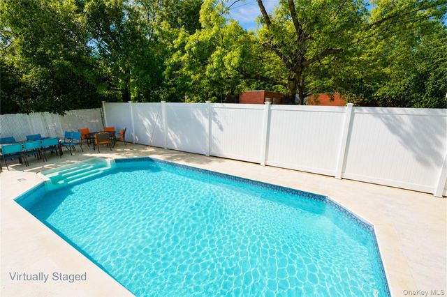 22 Putters Court, Staten Island, NY 10301