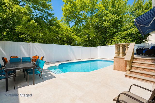22 Putters Court, Staten Island, NY 10301