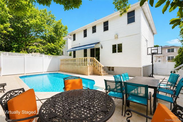 22 Putters Court, Staten Island, NY 10301
