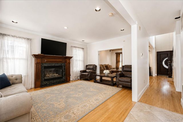 22 Putters Court, Staten Island, NY 10301