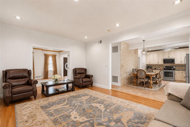 22 Putters Court, Staten Island, NY 10301