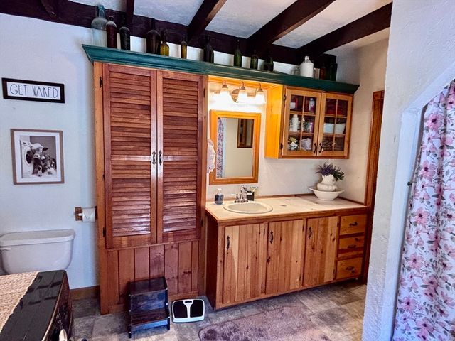 33 Coldbrook Road, Oakham, MA 01068