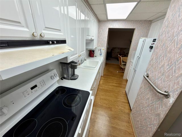 21800 Morley Ave 906, Dearborn, MI 48124