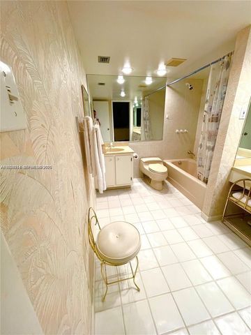 224 Pine Hov Cir D-2, Green Acres, FL 33463