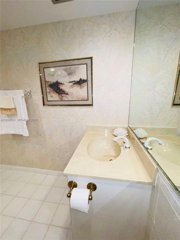 224 Pine Hov Cir D-2, Green Acres, FL 33463