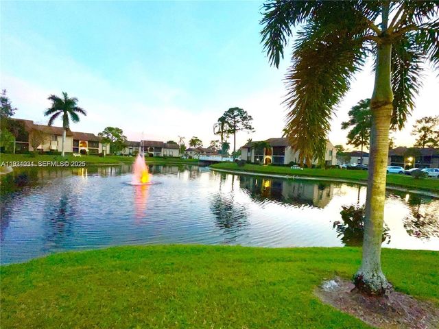 224 Pine Hov Cir D-2, Green Acres, FL 33463