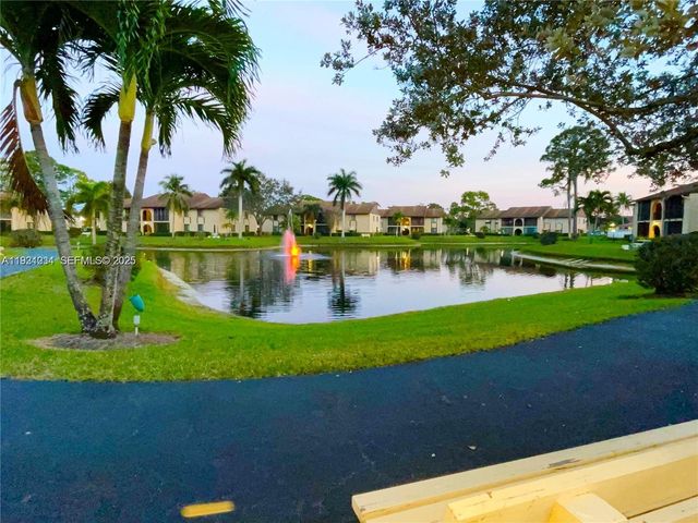 224 Pine Hov Cir D-2, Green Acres, FL 33463