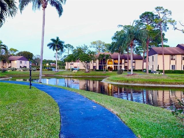 224 Pine Hov Cir D-2, Green Acres, FL 33463