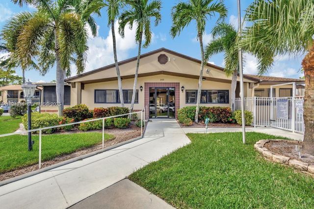 224 Pine Hov Cir D-2, Green Acres, FL 33463