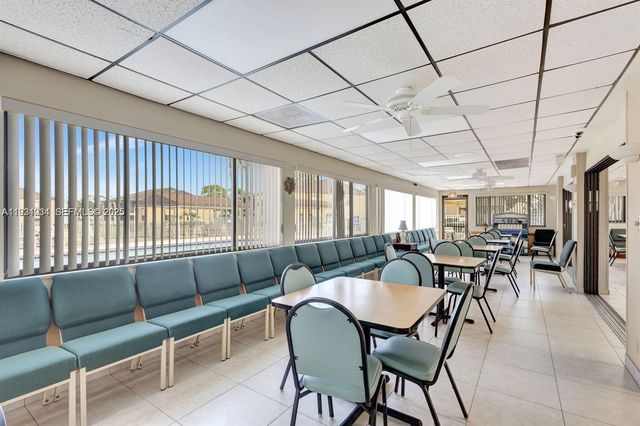 224 Pine Hov Cir D-2, Green Acres, FL 33463