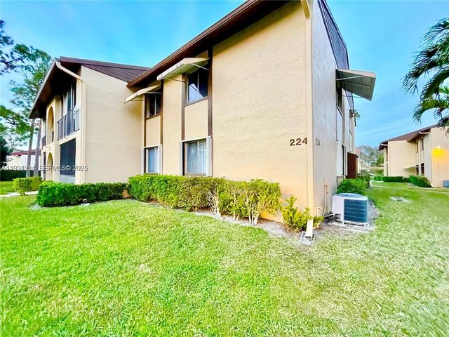 224 Pine Hov Cir D-2, Green Acres, FL 33463