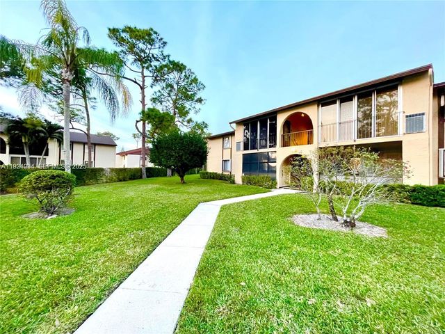 224 Pine Hov Cir D-2, Green Acres, FL 33463