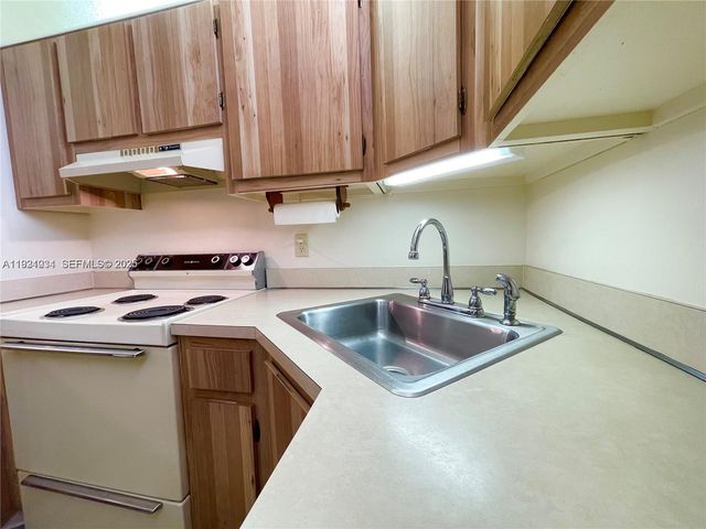 224 Pine Hov Cir D-2, Green Acres, FL 33463