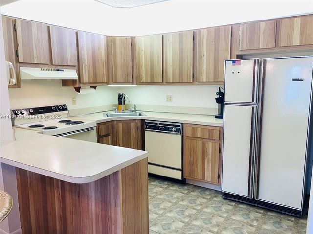 224 Pine Hov Cir D-2, Green Acres, FL 33463