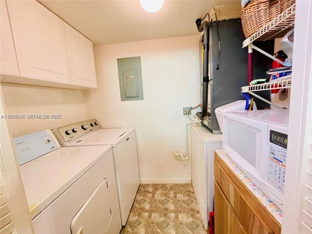 224 Pine Hov Cir D-2, Green Acres, FL 33463