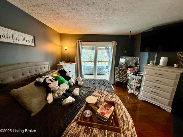 4205 Mimosa View Dr, Louisville, KY 40299