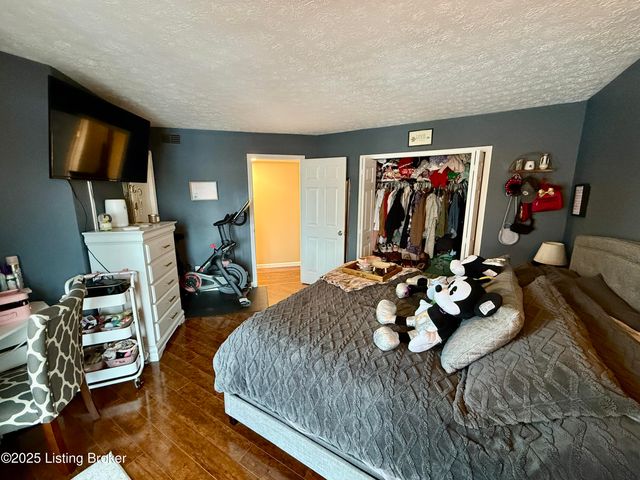 4205 Mimosa View Dr, Louisville, KY 40299