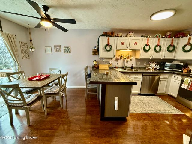 4205 Mimosa View Dr, Louisville, KY 40299