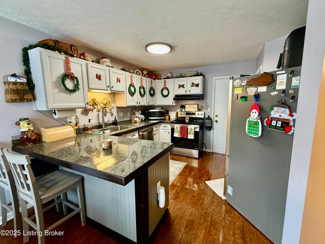 4205 Mimosa View Dr, Louisville, KY 40299