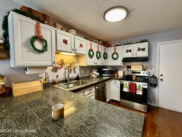 4205 Mimosa View Dr, Louisville, KY 40299