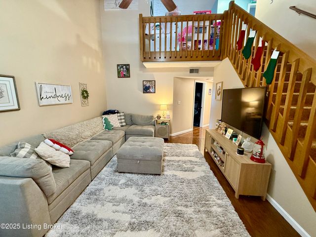 4205 Mimosa View Dr, Louisville, KY 40299