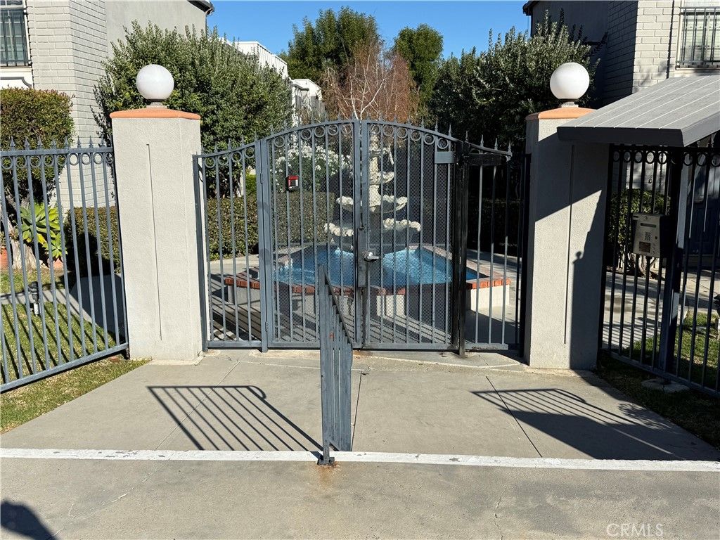 22049 Oxnard, Woodland Hills, CA 91367 — photo 2