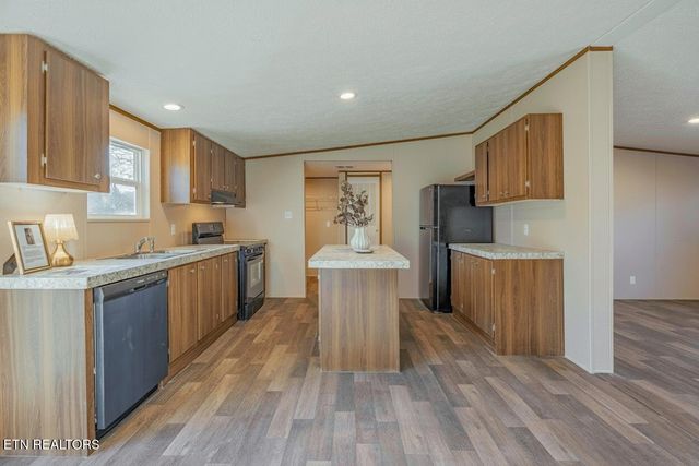 516 Henderson St, Harriman, TN 37748