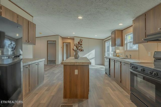 516 Henderson St, Harriman, TN 37748