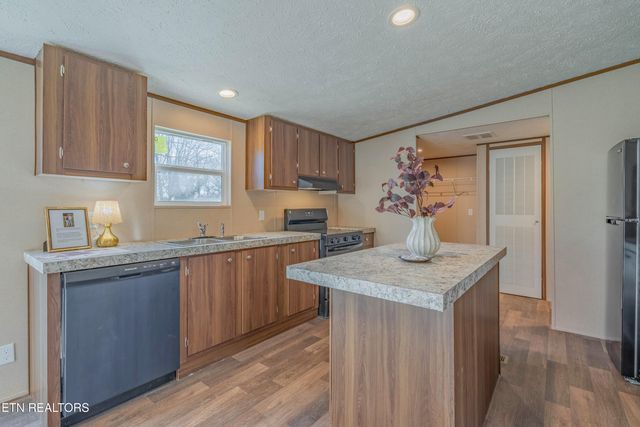 516 Henderson St, Harriman, TN 37748