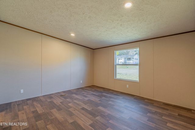 516 Henderson St, Harriman, TN 37748