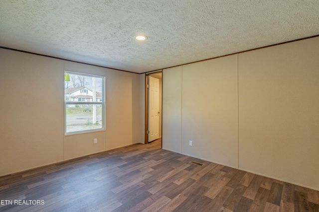 516 Henderson St, Harriman, TN 37748