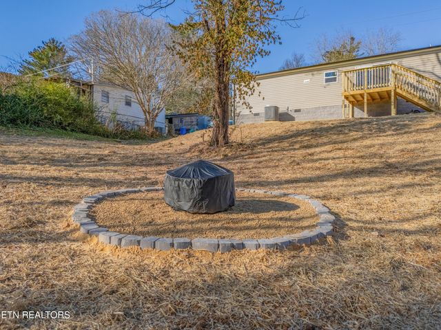 516 Henderson St, Harriman, TN 37748