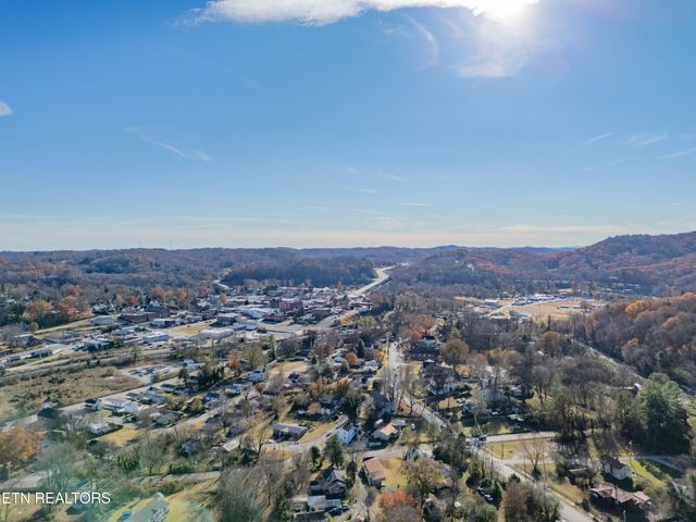 516 Henderson St, Harriman, TN 37748