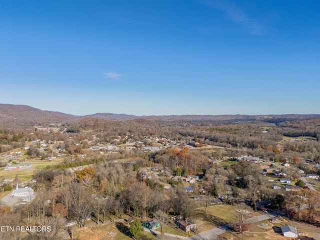 516 Henderson St, Harriman, TN 37748