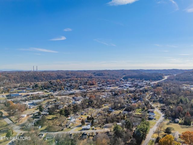 516 Henderson St, Harriman, TN 37748