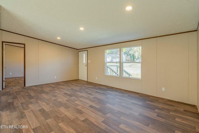 516 Henderson St, Harriman, TN 37748